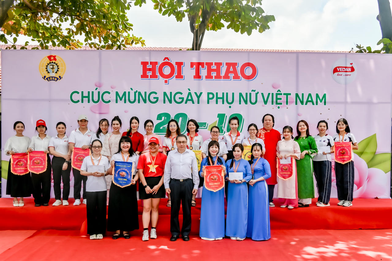 Tổng Giám đốc Ni Chih Hao trao giải cho các đội đạt giải hội thi cắm hoa&nbsp;