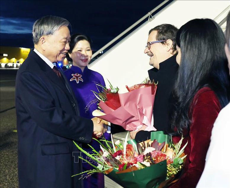 Tổng Bí thư Tô Lâm và Phu nhân đến Thủ đô Helsinki, bắt đầu chuyến thăm chính thức Cộng hòa Phần Lan. Ảnh: TTXVN