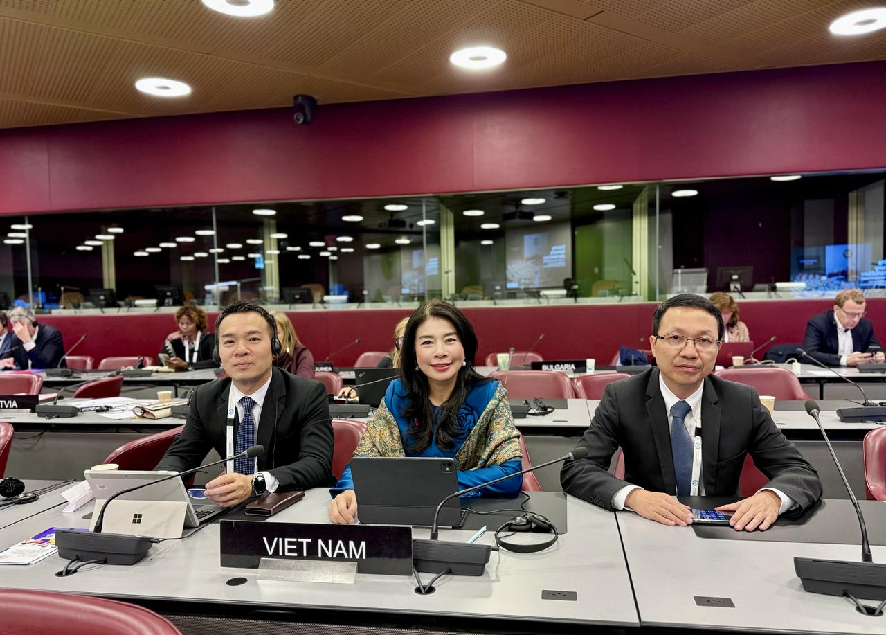 Bà Lê Thu Hà cùng các đại biểu Việt Nam.