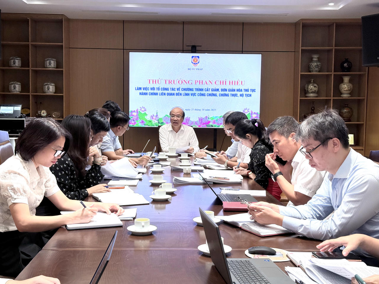 Rà soát, đơn giản hoá thủ tục hành chính liên quan đến công chứng, chứng thực, hộ tịch