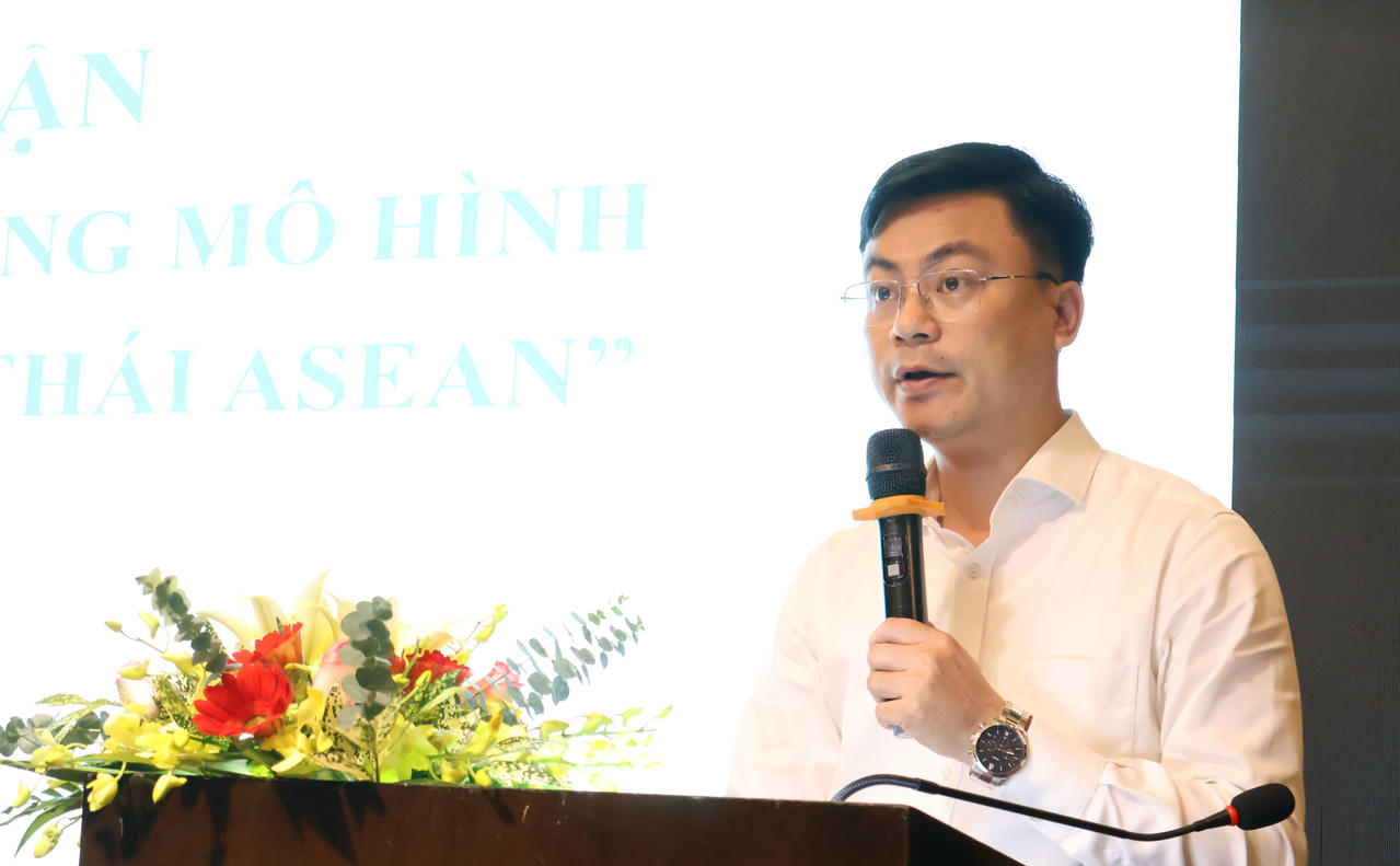 Thầy giáo Phạm Bá Thành chia sẻ tại Hội thảo