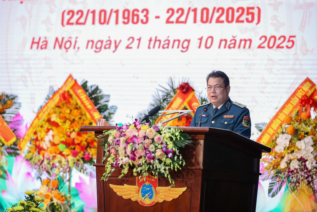 Thiếu tướng Vũ Hồng Sơn, Tư lệnh Quân chủng Phòng không - Không quân phát biểu tại Lễ kỷ niệm - Ảnh: VGP/Nhật Bắc