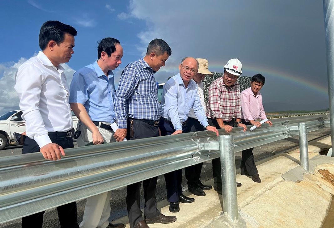 Phó Chủ tịch UBND tỉnh Đắk Lắk Trương Công Thái trực tiếp chỉ đạo tại công trình trọng điểm. Ảnh: TH