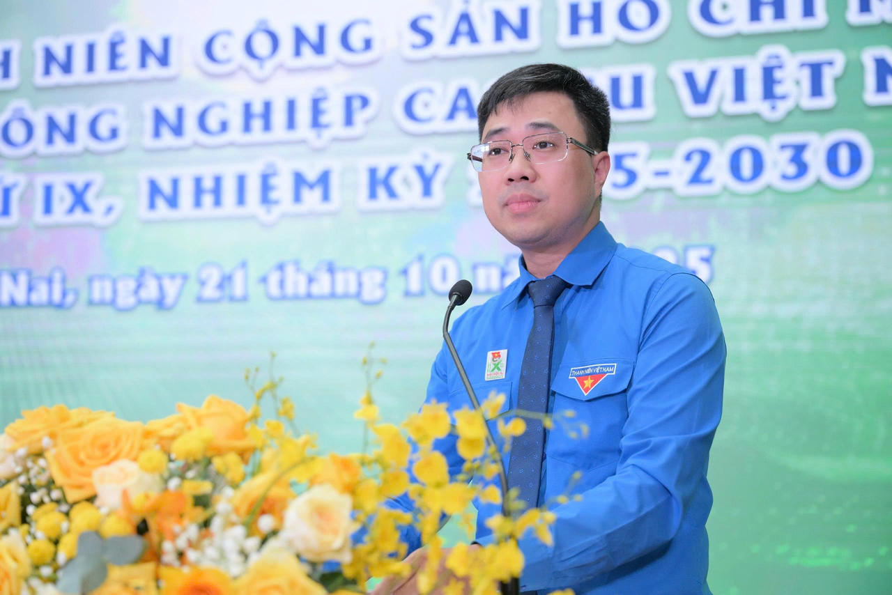 Đồng chí Bùi Hoàng Tùng – UV BCH Đảng bộ, Bí thư Đoàn Chính phủ phát biểu chỉ đạo tại Đại hội.