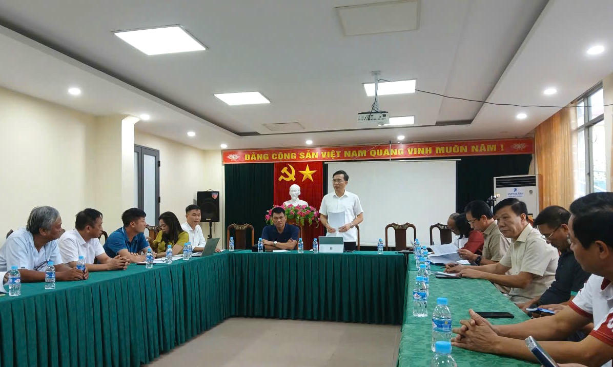 Ông Nguyễn Viết Trường - Giám đốc Sở VH-TT&DL Hà Tĩnh - Trưởng ban Tổ chức địa phương báo cáo công tác chuẩn bị vòng chung kết Giải Bóng chuyền hạng A quốc gia năm 2025.