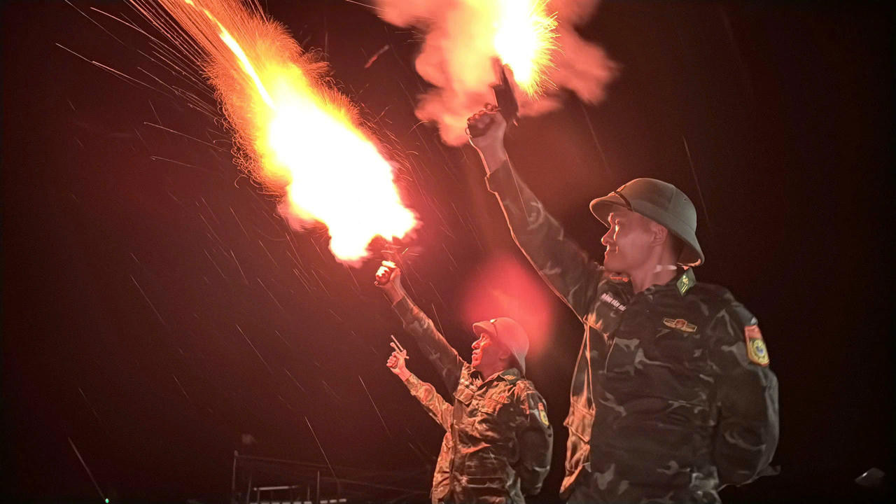 Lực lượng biên phòng Quảng Ngãi bắn pháo hiệu cảnh báo.