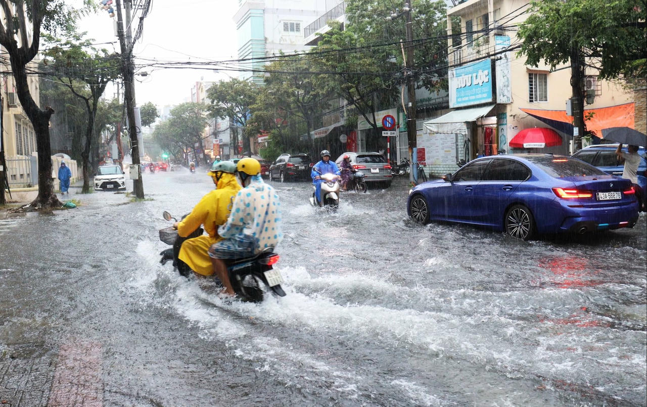 Người dân lồng bè hạ du hồ Phú Ninh tất bật “chạy lũ” trước bão số 12