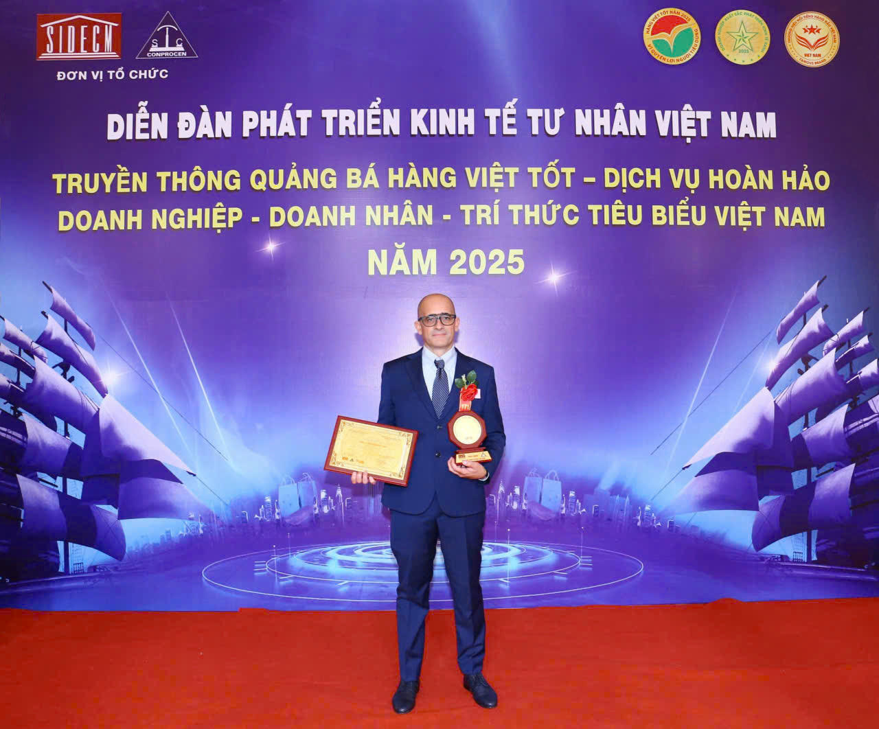 Đại diện nhà máy ofi tại Đồng Nai nhận giải thưởng Top 10 Doanh nghiệp FDI xuất sắc tại Việt Nam năm 2025