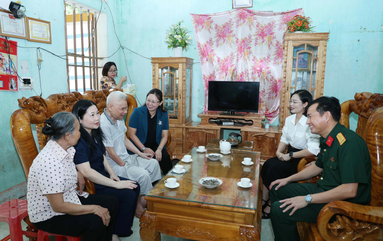 Bà Giàng Thị Dung, Phó Bí thư Tỉnh ủy, Chủ tịch Ủy ban MTTQ Việt Nam tỉnh Lào Cai cùng đoàn công tác thăm hỏi, tặng quà Thương binh Hà Đình Liên tại xã Thượng Bằng La.