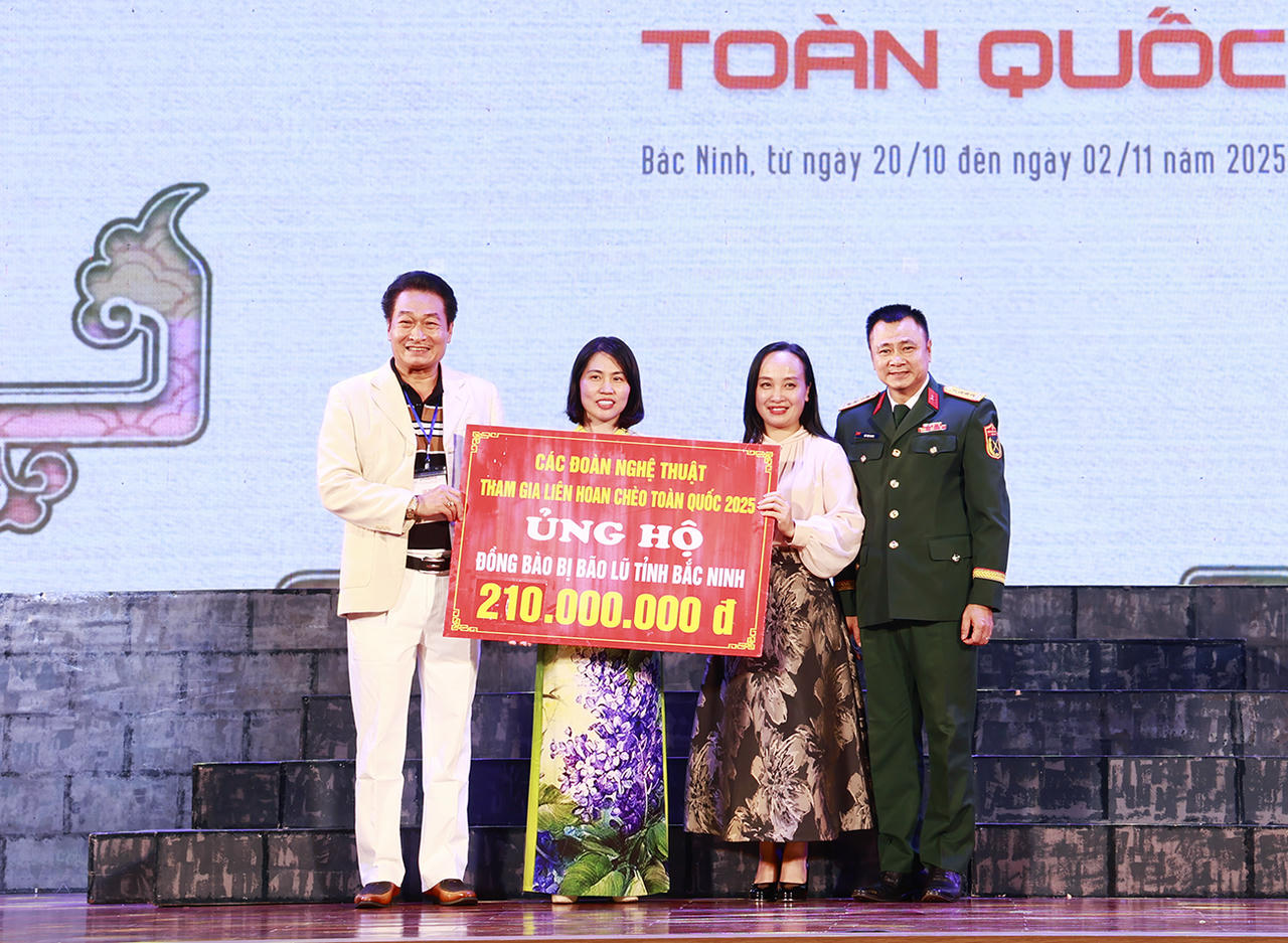 Các đoàn nghệ thuật ủng hộ 210 triệu đồng hỗ trợ đồng bào bị ảnh hưởng bởi bão lũ tại Bắc Ninh.