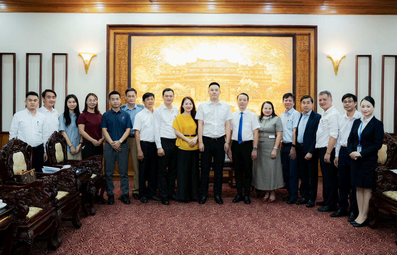 Lãnh đạo UBND TP Huế cùng các sở, ngành&nbsp;chụp ảnh lưu niệm với Đoàn công tác Hãng hàng không Quốc tế Donghai Airlines.