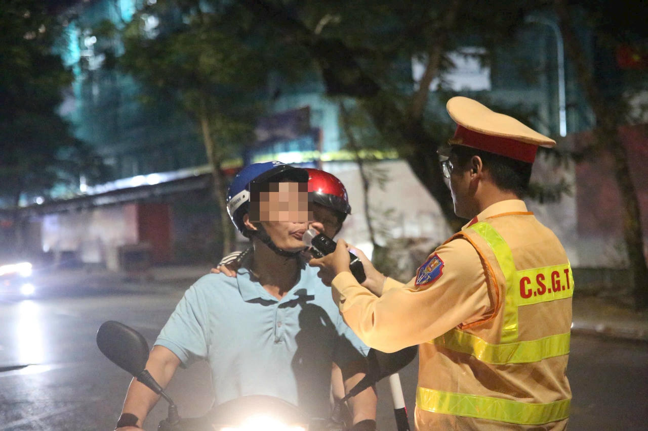 Tổ công tác Đội CSGT đường bộ số 2 kiểm soát trên phố Ngọc Khánh