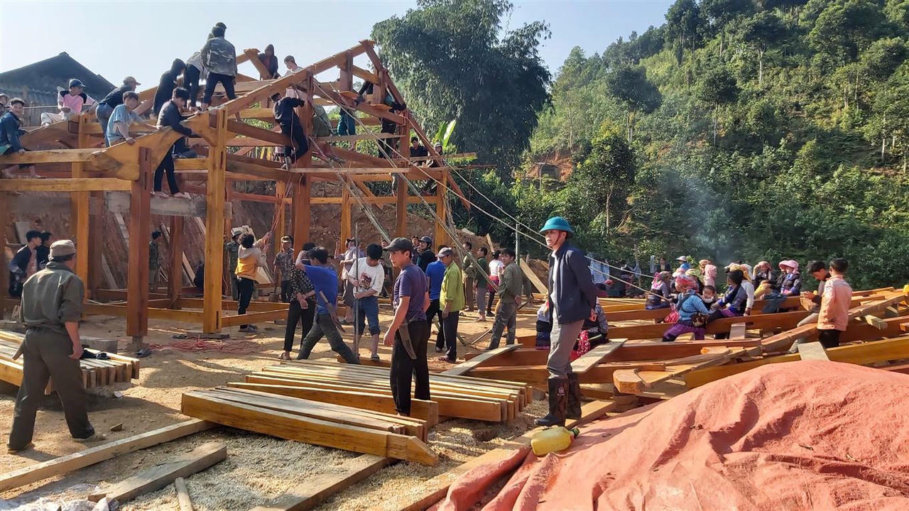 Công tác hỗ trợ nhà ở cho người có công, thân nhân liệt sĩ luôn được tỉnh đặc biệt quan tâm. Năm 2025, Lào Cai hoàn thành hỗ trợ 546 căn nhà cho người có công và thân nhân liệt sĩ.