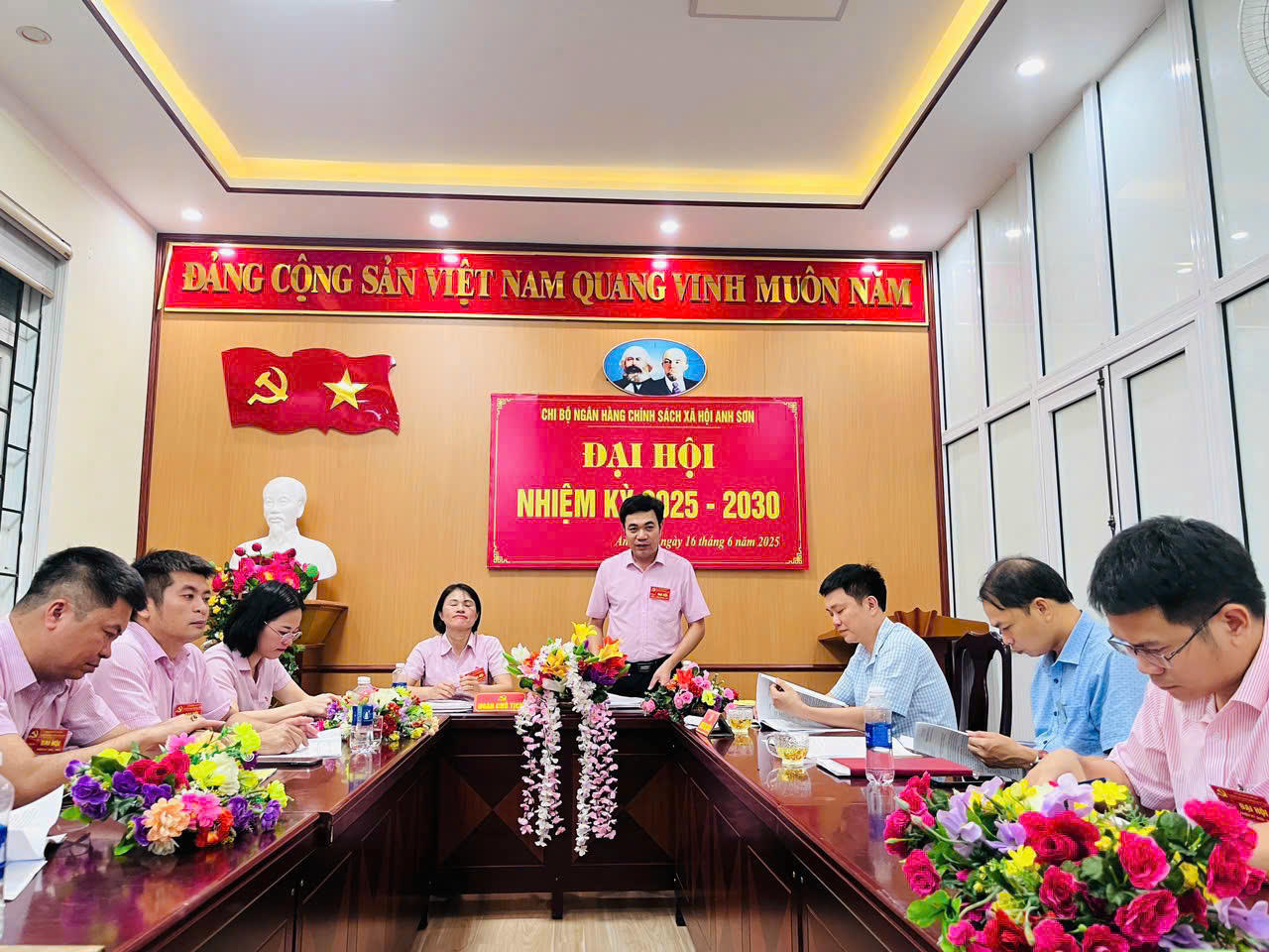 Bí thư chi bộ Đảng, Giám đốc NHCSXH Anh Sơn - ông Trần Khắc Thi phát biểu tại Đại hội chi bộ nhiệm kỳ mới.