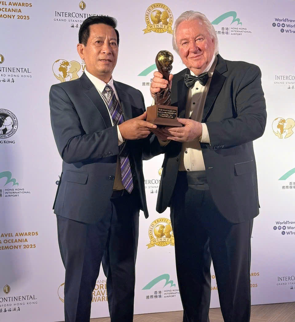 Ông Phạm Hồng Thái - Giám đốc Ban quản lý Vườn Quốc gia Phong Nha - Kẻ Bàng vinh dự nhận cúp WTA.