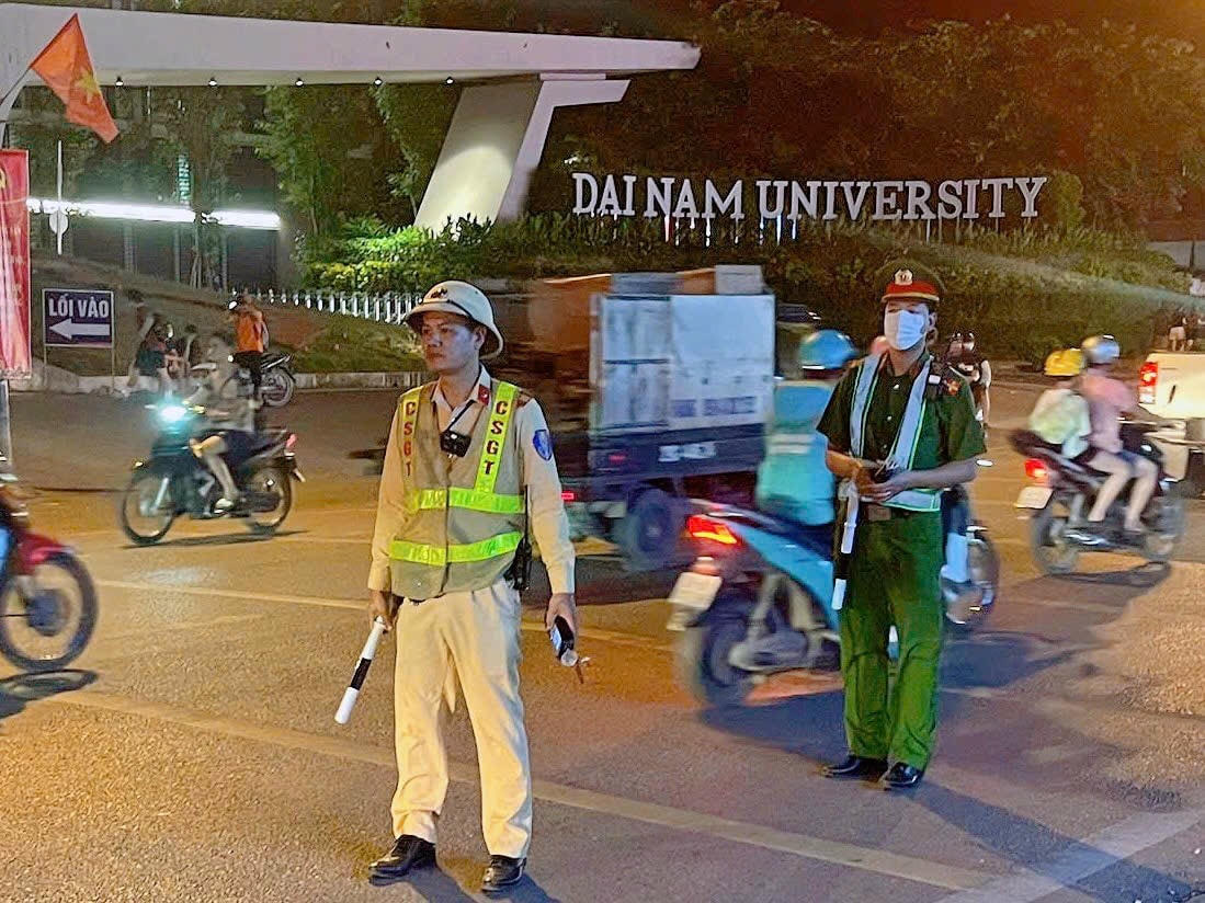 Đội CSGT đường bộ số 10 và Công an xã phối hợp kiểm soát trên tuyến QL21B.

. 