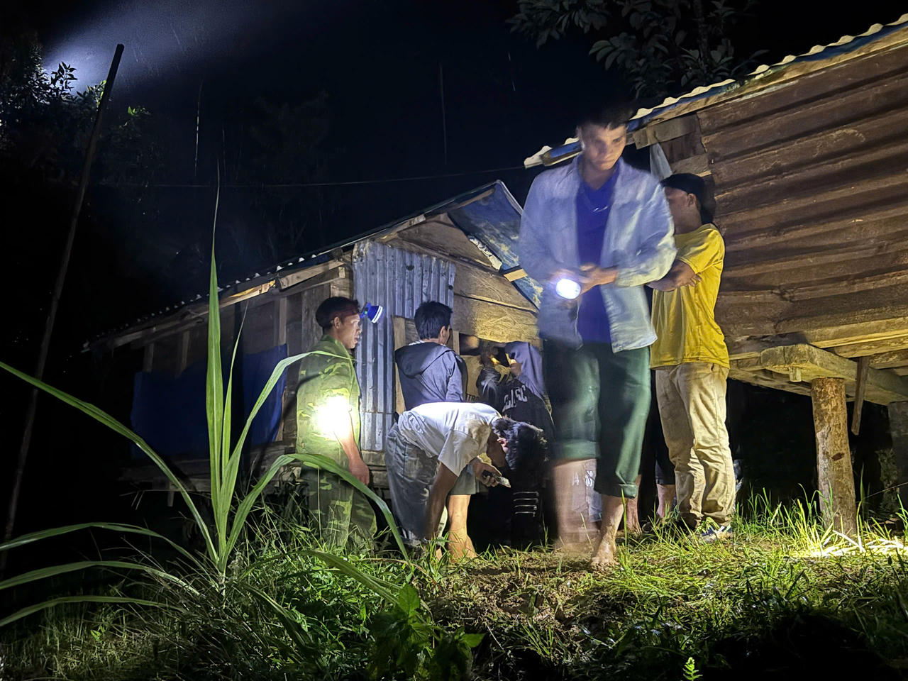 Vết nứt kéo dài hơn 50m trên sườn núi, đe doạ cuộc sống của hàng chục hộ dân ở làng Kon Pin (xã Trà Linh, TP Đà Nẵng).