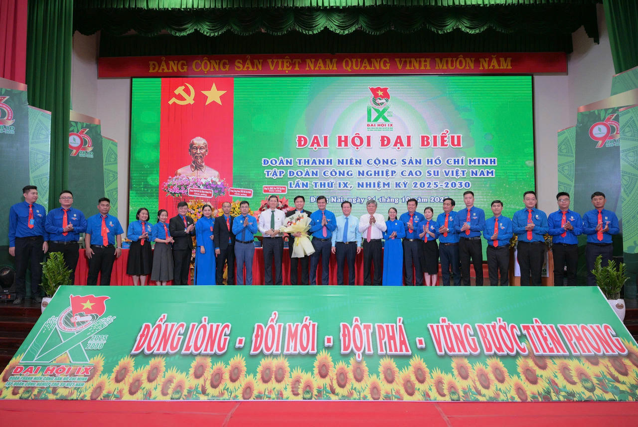 Ban Chấp hành Đoàn Thanh niên VRG khóa IX nhiệm kỳ 2025 - 2030 và Đoàn đại biểu dự Đại hội Đoàn Chính phủ ra mắt Đại hội.