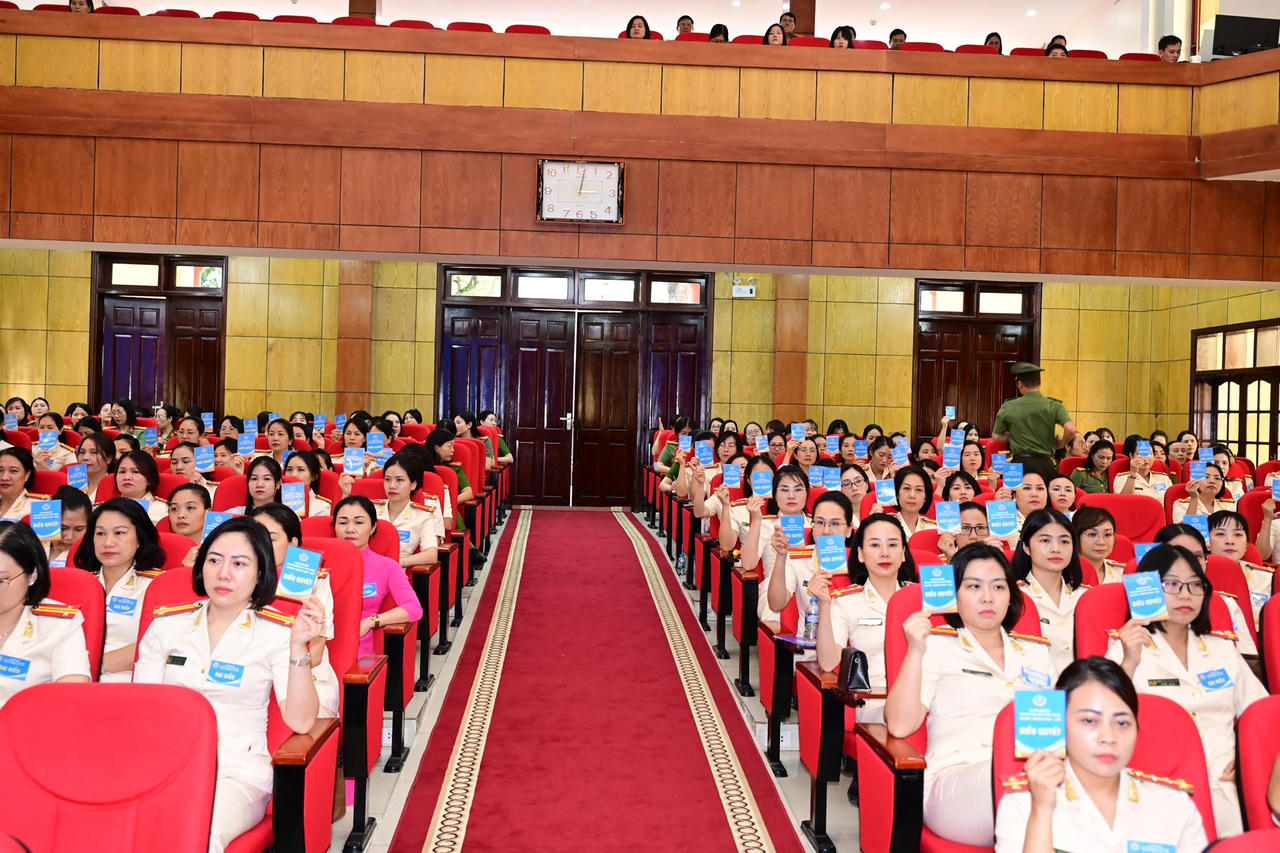 Hình ảnh người nữ chiến sĩ Công an nhân dân “bản lĩnh - nhân văn - trí tuệ - sáng tạo”.