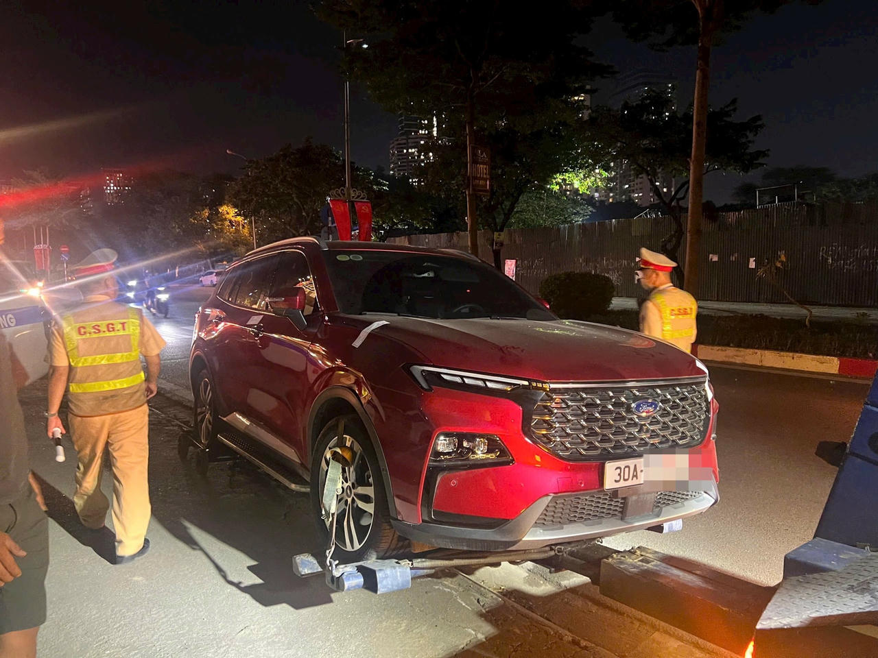 Một trong số trường hợp điều khiển xe ô tô vi phạm bị Đội CSGT đường bộ số 6 phát hiện, xử lý.. 