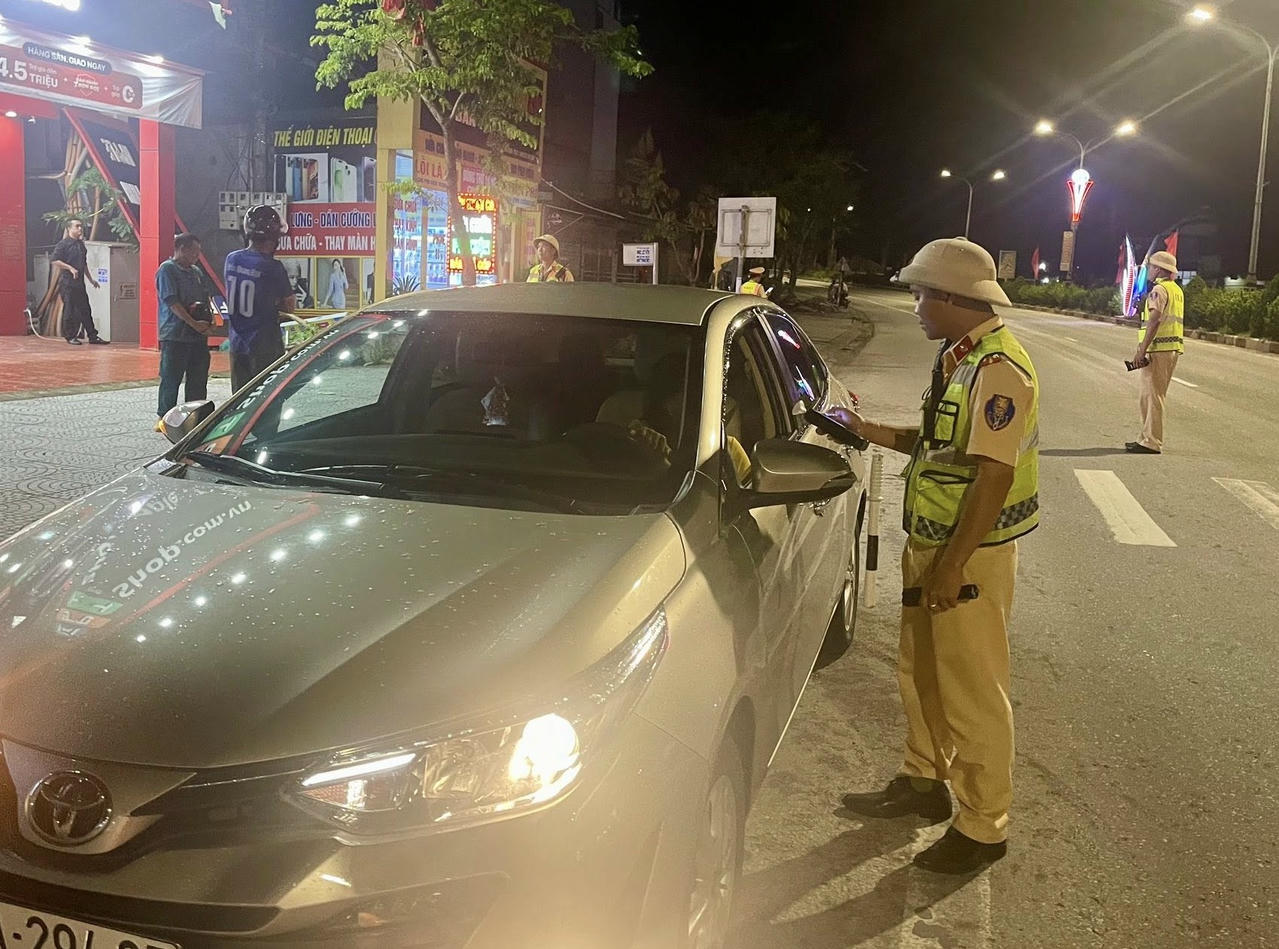 Lực lượng chức năng&nbsp;ra quân đồng loạt kiểm tra vi phạm nồng độ cồn trong khung giờ buổi trưa và tối.