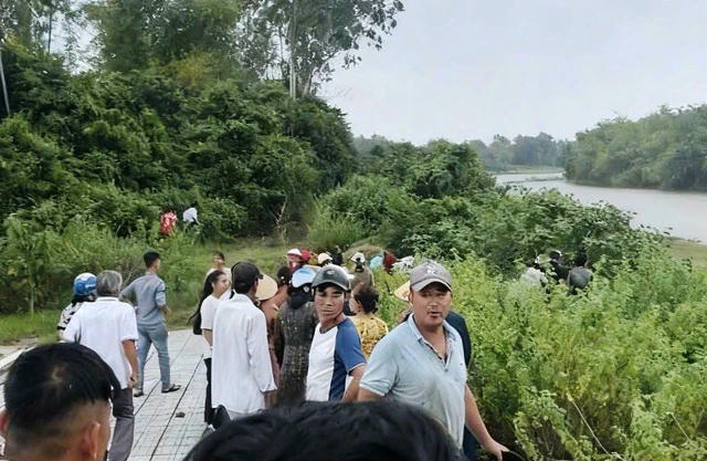 Lực lượng chức năng phối hợp với người dân tổ chức tìm kiếm tung tích chị P.T.X.