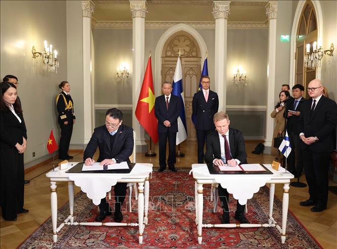 Tổng Bí thư Tô Lâm và Tổng thống Phần Lan Alexander Stubb chứng kiến lễ ký Biên bản ghi nhớ giữa Bộ Tài chính Việt Nam và Bộ Ngoại giao Phần Lan về việc hỗ trợ và thúc đẩy công tác chuẩn bị và triển khi các dự án được tài trợ theo Chương trình đầu tư công (PIF) của Phần Lan. Ảnh: Thống Nhất/ TTXVN