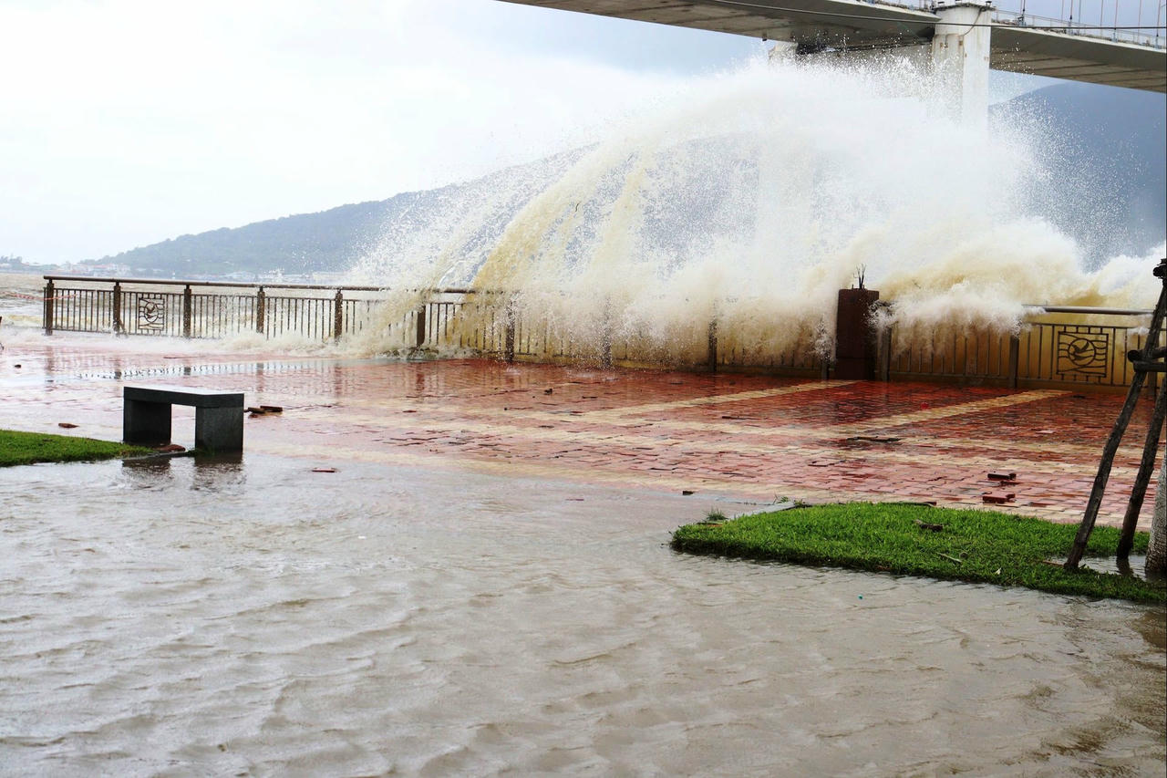 Sóng biển cao đánh vào bờ kè gần cầu Thuận Phước.