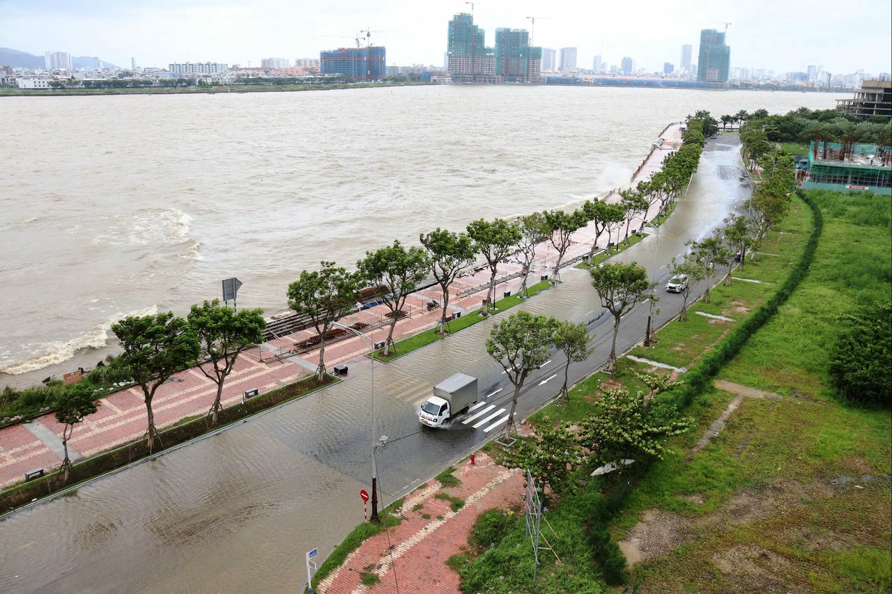 Nước sông Hàn dâng cao gây ngập một đoạn đường Như Nguyệt (phường Hải Châu).