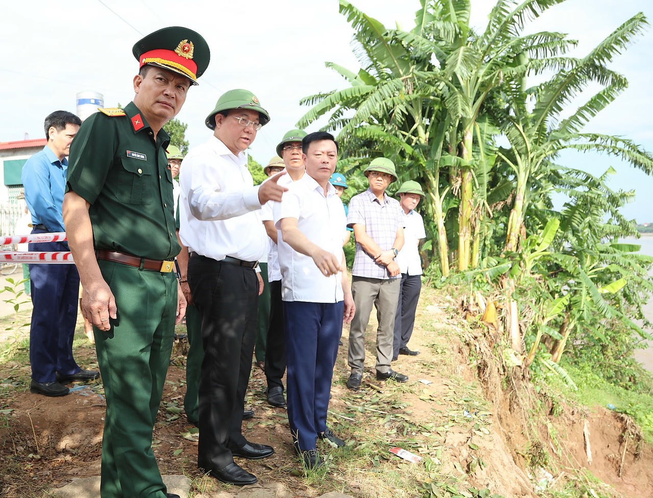 Phú Thọ: Khẩn cấp khắc phục sự cố sạt lở bờ sông đê hữu Thao