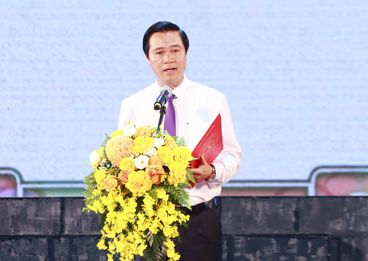 Phó Chủ tịch UBND tỉnh Lê Xuân Lợi phát biểu tại lễ khai mạc.