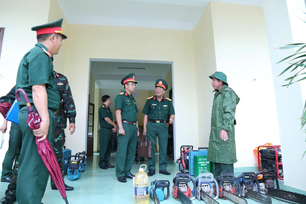 Đại tá Cao Văn Mười - Phó tham mưu trưởng Quân khu 5 kiểm tra vật chất trang bị làm nhiệm vụ ứng phó bão số 12 tại Trung đoàn 971, Bộ chỉ huy Quân sự TP Đà Nẵng.