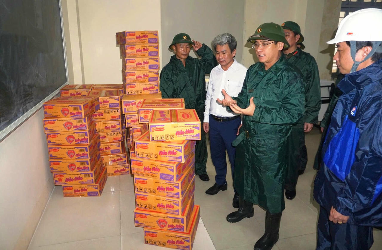 Lực lượng chức năng Đà Nẵng gõ cửa từng nhà hỗ trợ dân kê đồ, di dời tài sản 