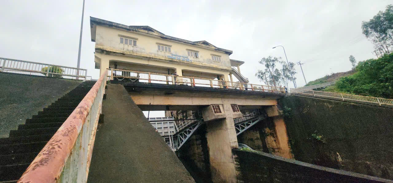 Người dân lồng bè hạ du hồ Phú Ninh tất bật “chạy lũ” trước bão số 12