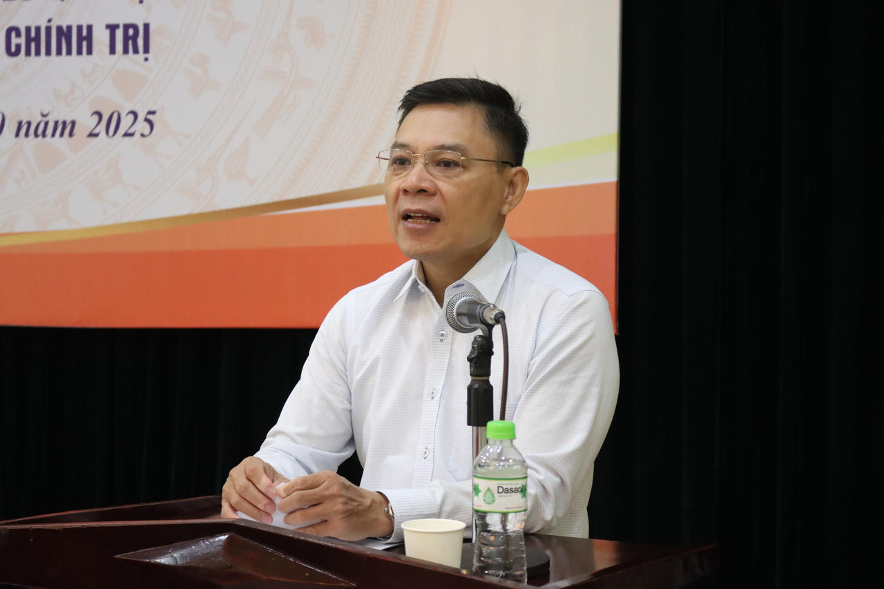 Ông Nguyễn Quốc Hoàn, Vụ trưởng Vụ Công tác xây dựng VBQPPL phát biểu khai mạc Hội nghị.