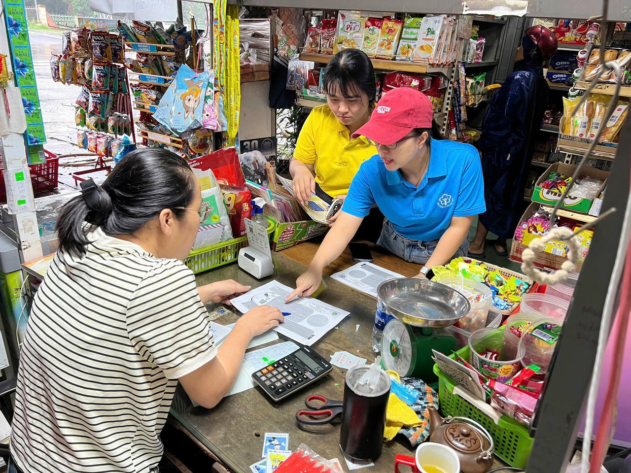 Vận động tuyên truyền bảo hiểm xã hội tới từng hộ gia đình