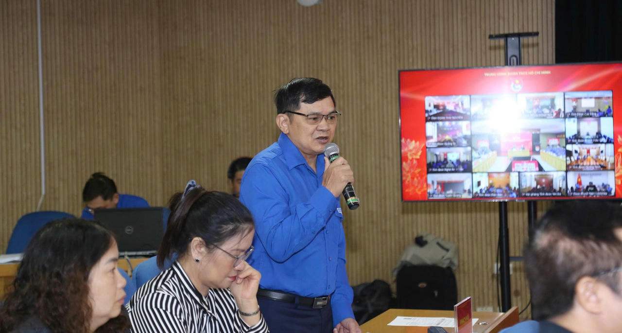 TS. Nguyễn Thứ Mười - Phó trưởng Khoa Công tác thanh thiếu niên, Học viện Thanh thiếu niên Việt Nam chia sẻ tại hội nghị