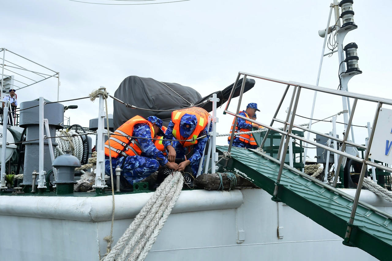 Cán bộ, chiến sỹ gia cố dây bộc tàu chống bão tại cảng.