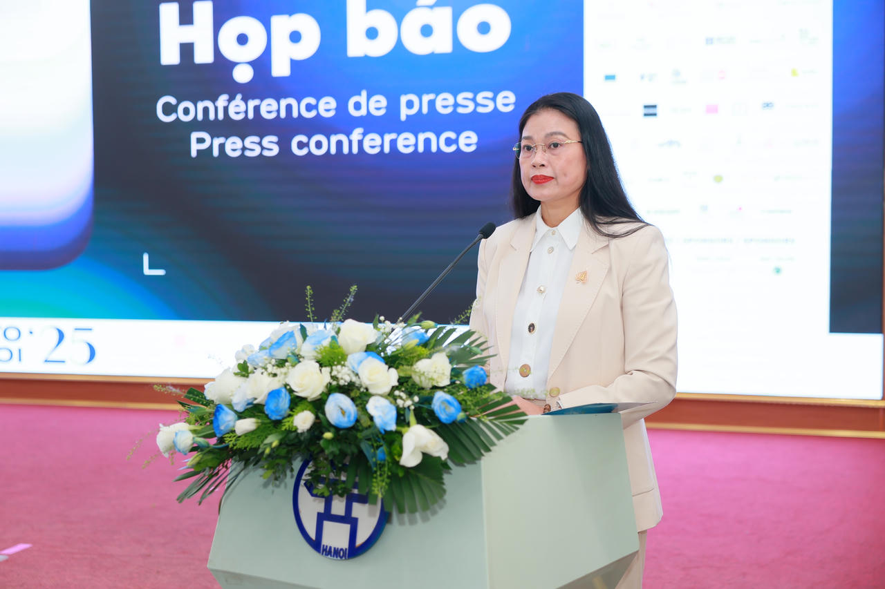Bà Bạch Liên Hương - Giám đốc Sở Văn hóa và Thể thao Hà Nội tại&nbsp;họp báo về biennale nhiếp ảnh quốc tế Photo Hanoi'25 (ảnh BTC).