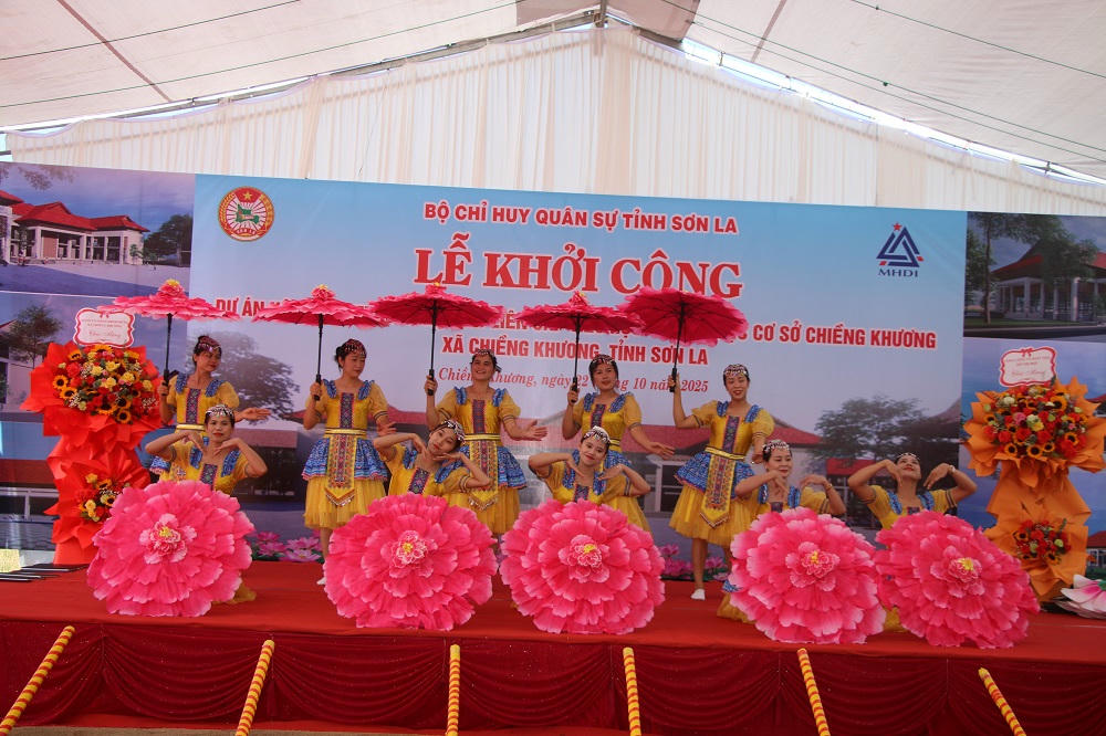 Tiết mục chào mừng buổi lễ.