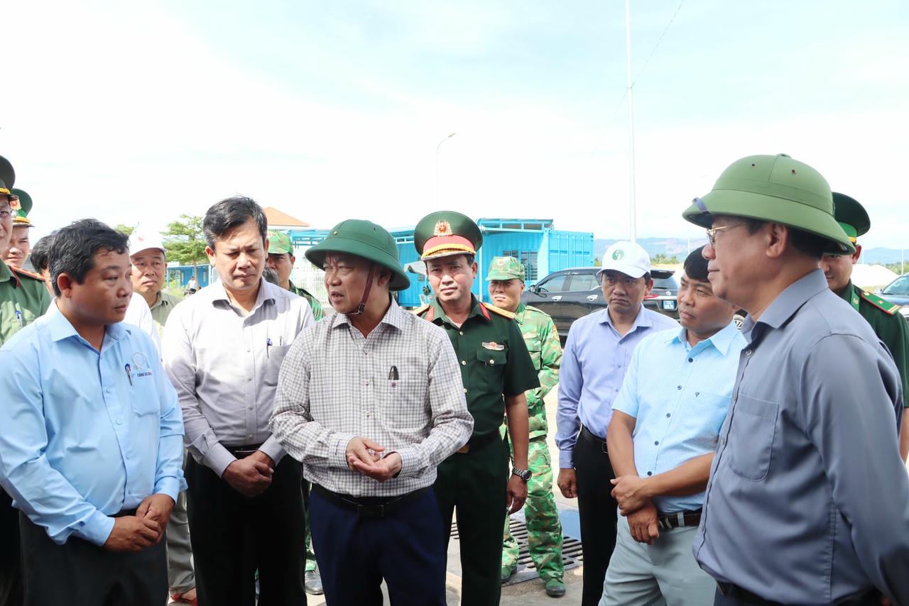 Bí thư Tỉnh ủy Gia Lai Thái Đại Ngọc (thứ 3 từ trái sang) và Chủ tịch UBND tỉnh Gia Lai Phạm Anh Tuấn (ngoài cùng bên phải) kiểm tra, khảo sát tại cảng cá Tam Quan. (Ảnh: Cổng thông tin điện tử tỉnh Gia Lai)