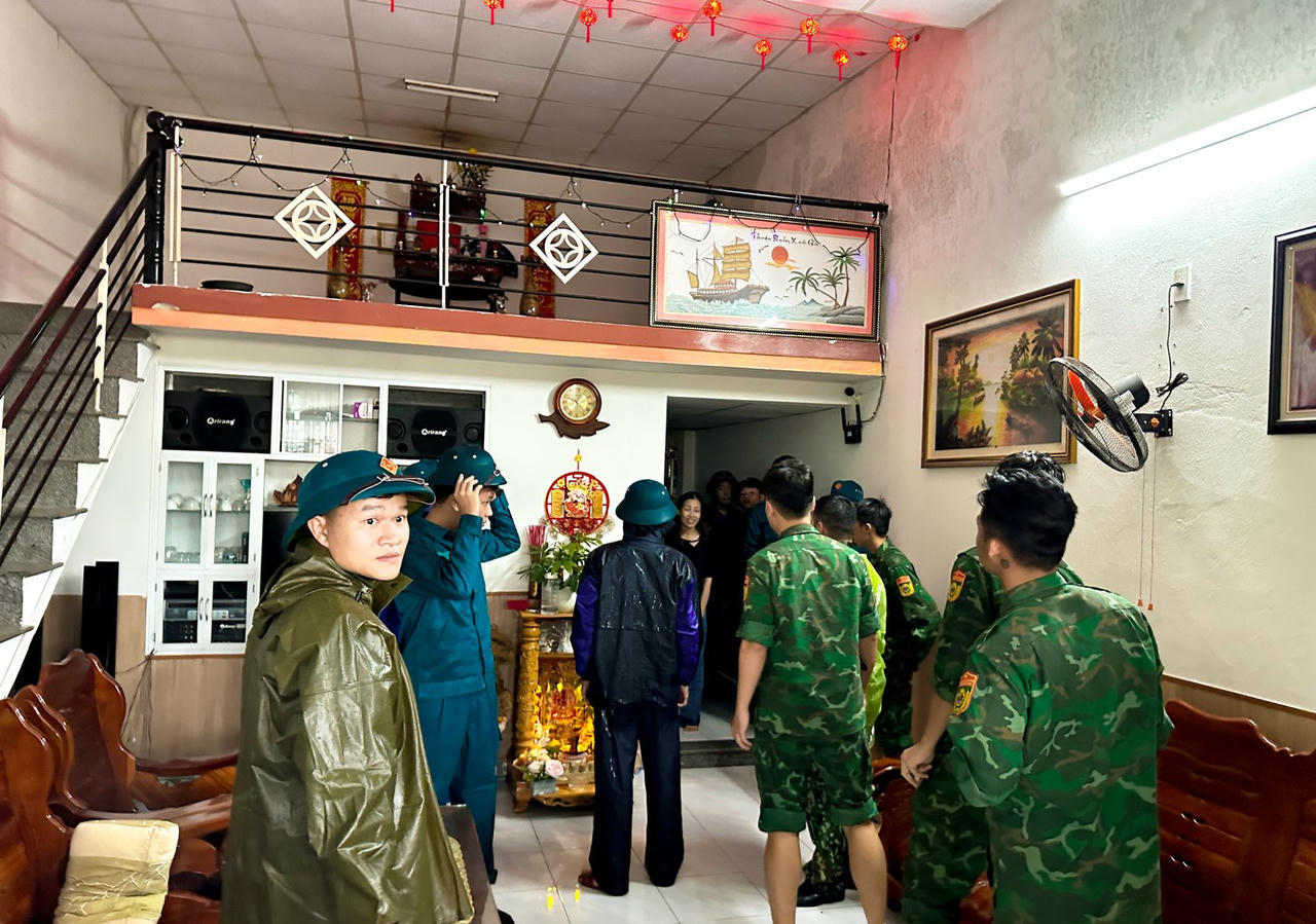 Lực lượng chức năng Đà Nẵng gõ cửa từng nhà hỗ trợ dân kê đồ, di dời tài sản 