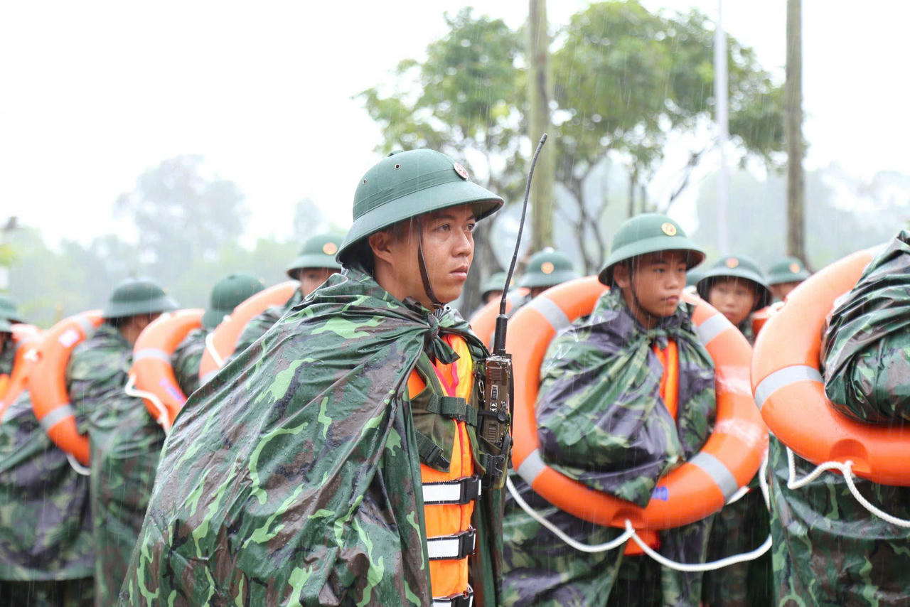 Cán bộ, chiến sĩ LLVT Bộ chỉ huy Quân sự thành phố sẵn sàng thực hiện nhiệm vụ ứng phó mưa bão xảy ra trên địa bàn.