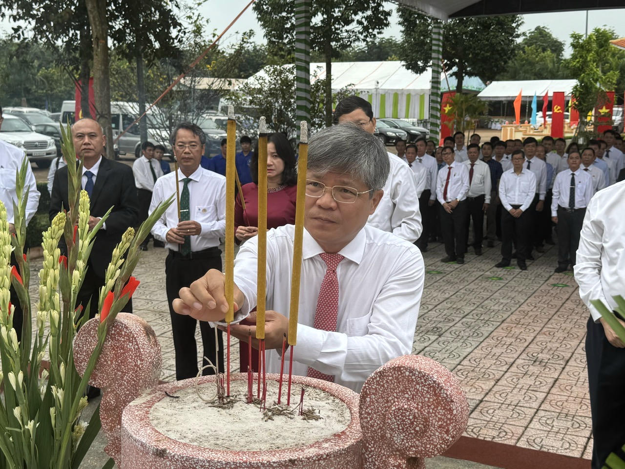 Trang trọng Lễ dâng hương tại Tượng đài Phú Riềng Đỏ kỷ niệm 96 năm thành lập Chi bộ Đông Dương Cộng sản Đảng - Ngày truyền thống ngành Cao su Việt Nam