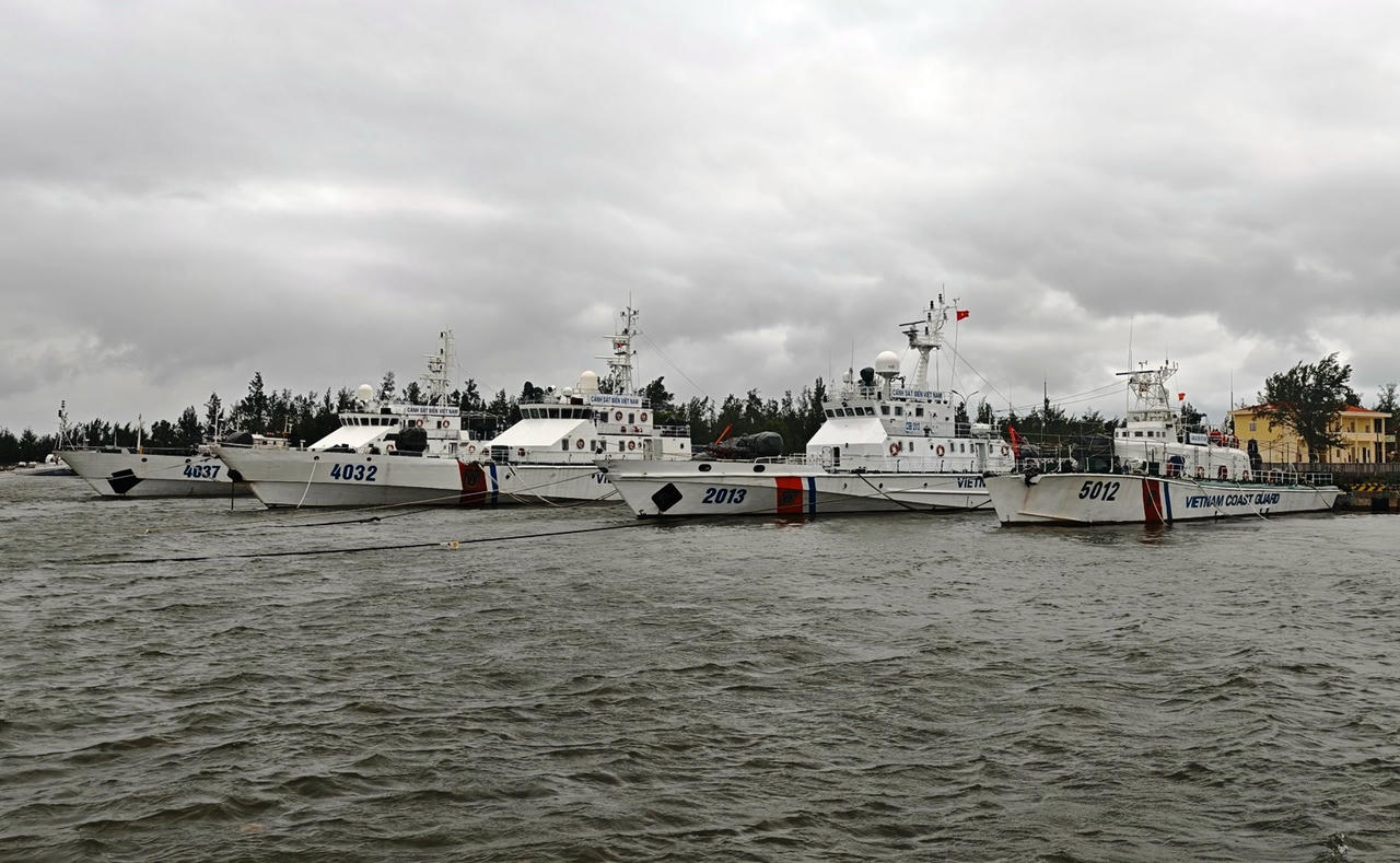 Các tàu trực sẵn sàng chống bão số 12 tại cảng Hải đoàn 21, Bộ Tư lệnh Vùng Cảnh sát biển 2.