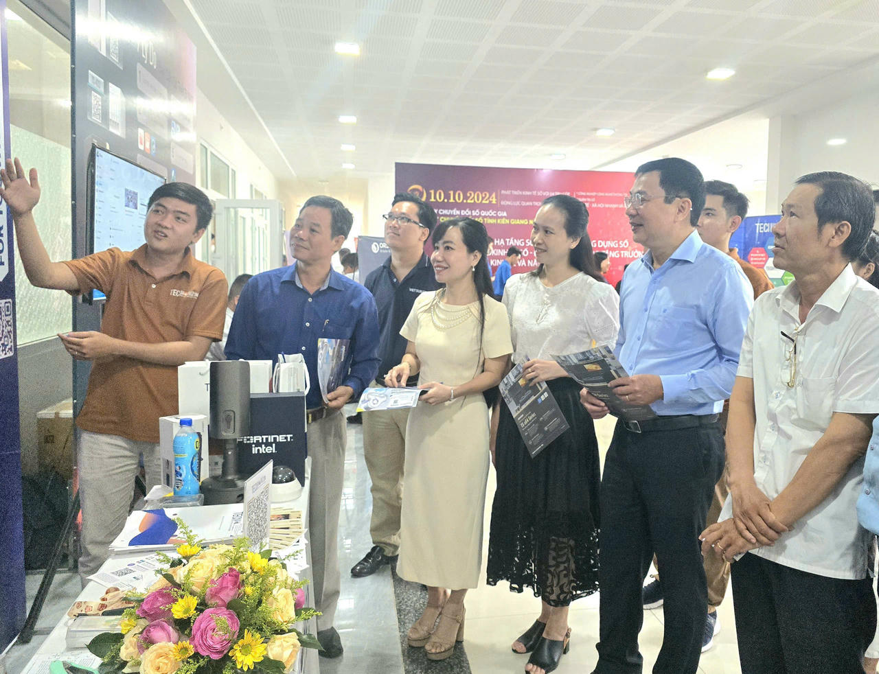 Đại biểu tham quan các gian hàng khoa học, công nghệ nhân sự kiện Ngày chuyển đổi số quốc gia 10/10.