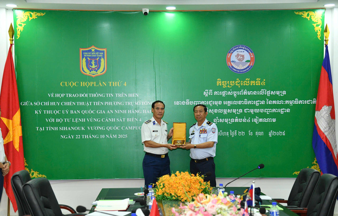 Phó Đô đốc Ly Hout tặng quà lưu niệm Bộ Tư lệnh Vùng Cảnh sát biển 4.