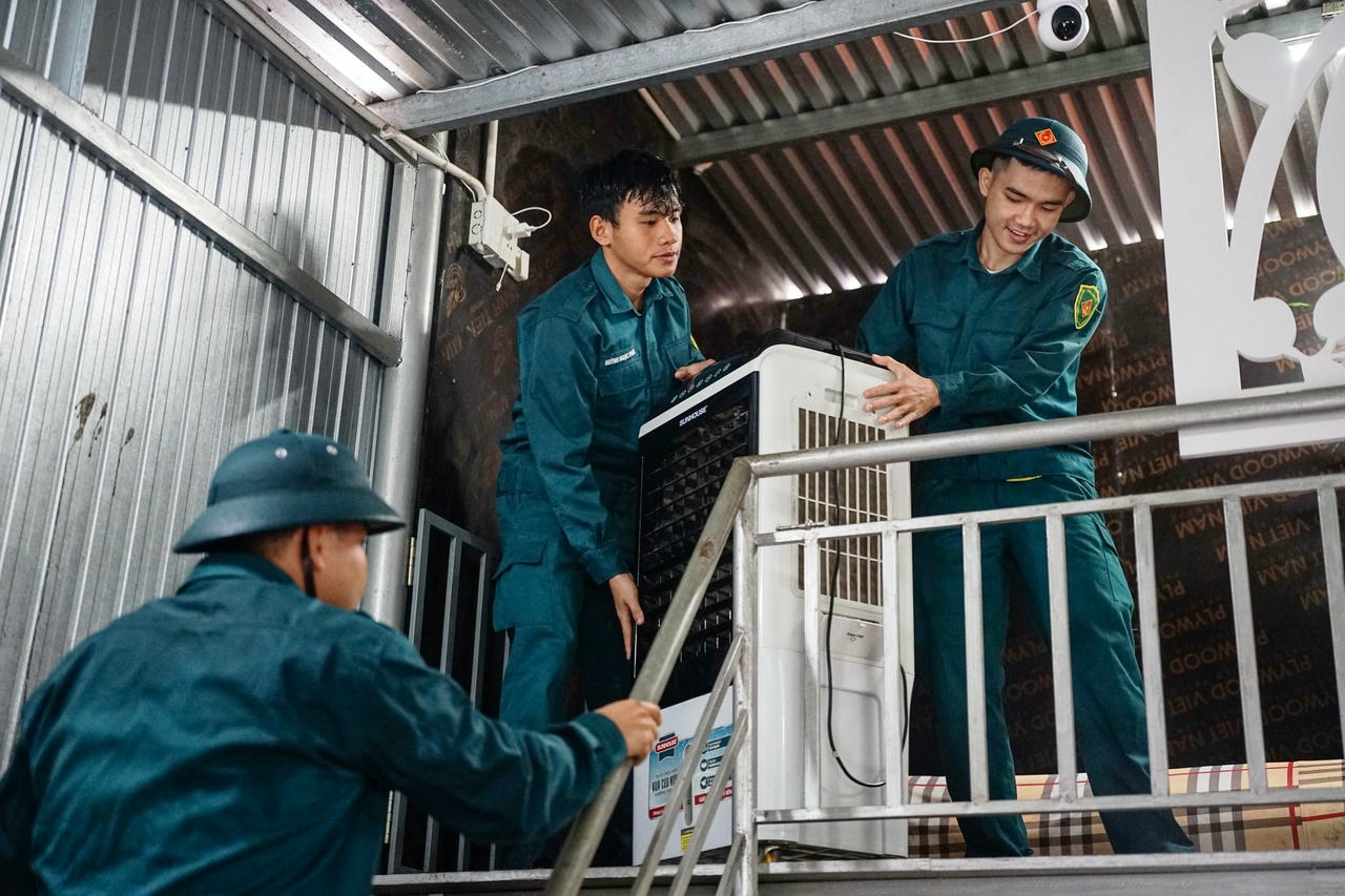 Lực lượng chức năng Đà Nẵng gõ cửa từng nhà hỗ trợ dân kê đồ, di dời tài sản 