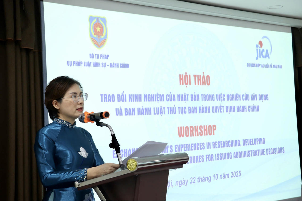 Bà Nguyễn Thị Hạnh, Vụ trưởng Vụ Pháp luật Hình sự - Hành chính phát biểu.