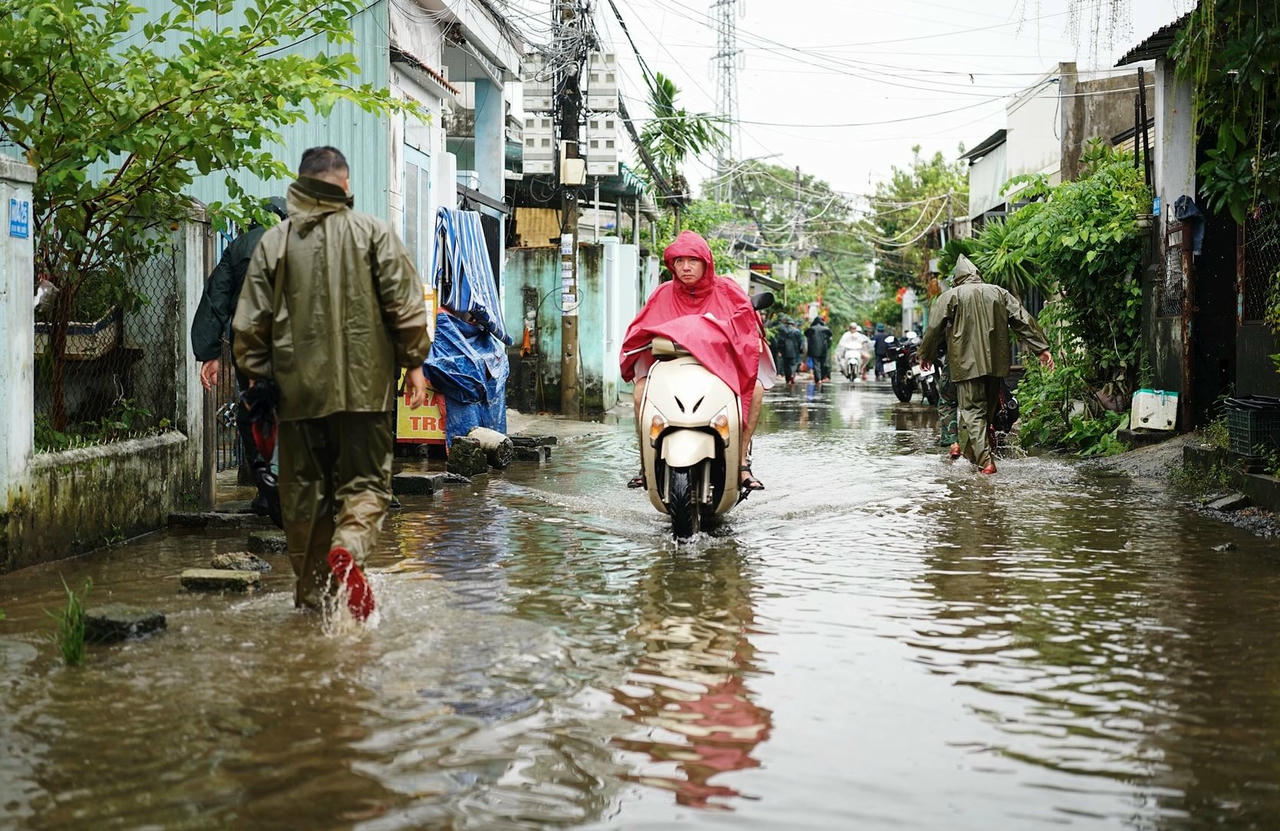 Lực lượng chức năng Đà Nẵng gõ cửa từng nhà hỗ trợ dân kê đồ, di dời tài sản 